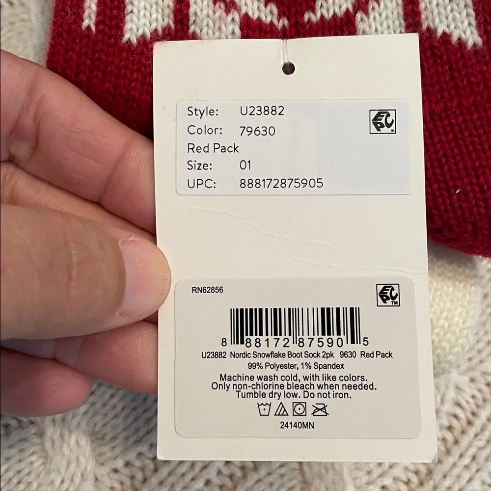 NWT Hue Women’s socks 2 pack-1 cream/1 red w/ snowflakes soft warm heavy weight